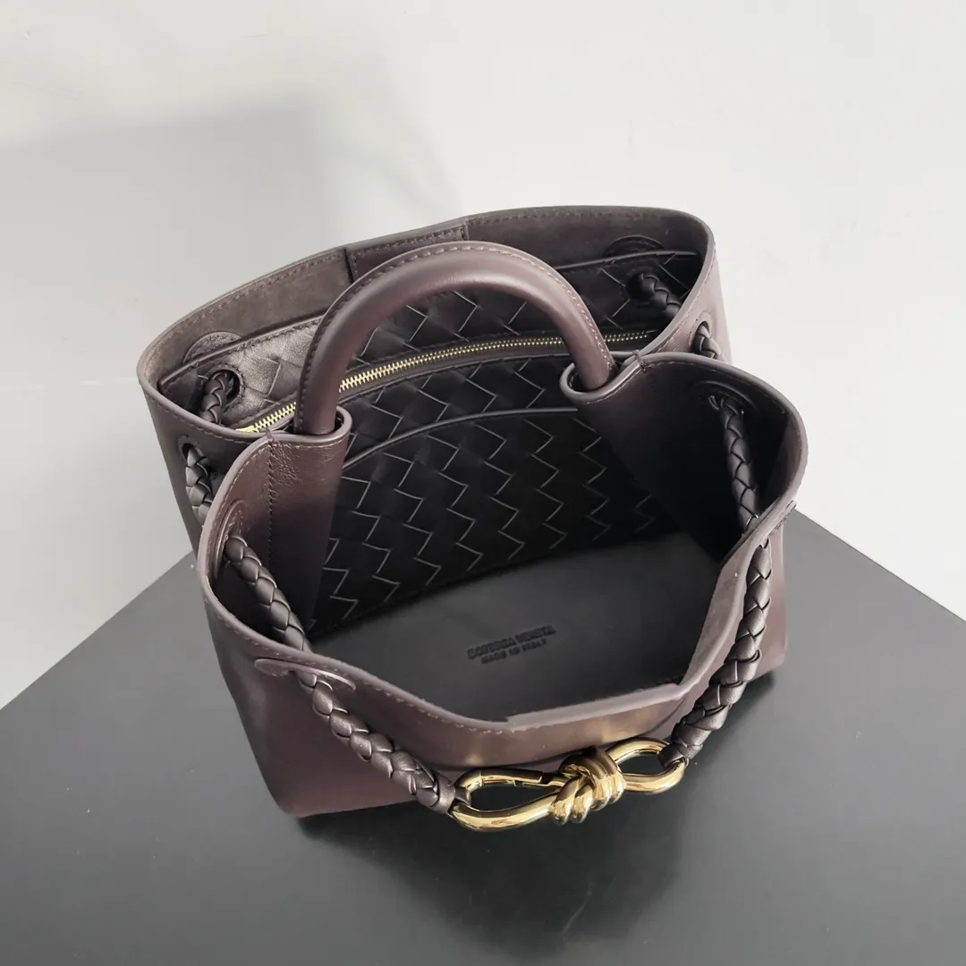 Batch 2160 BV The all-leather Andiamo is new, a very casual splayed buckle bag, which also means that its weight is very light, which greatly reduces our burden when going out for shopping. It can be carried cross-body, hand-held, or carried under the armpit. Taking into account the different backpacking habits of people, the simple design brings us more inspiration. Matched with various keychains and dolls, it will become the finishing touch in the outfit. Medieval style and modern style can also be perfectly blended🫧🫧 Style number: 810213 Size: 25*22*10.5cm